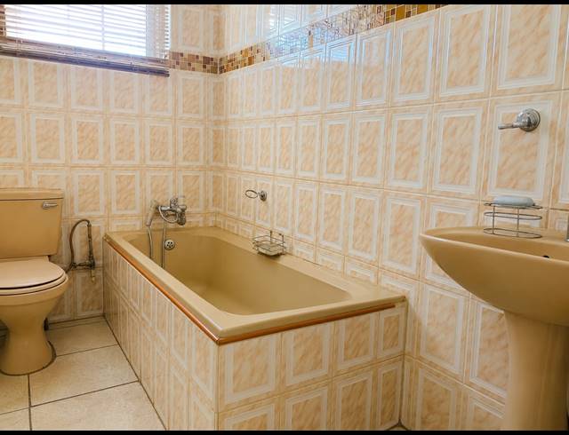 2 BEDROOM FLAT FOR SALE IN VANDERBIJLPARK CW 6